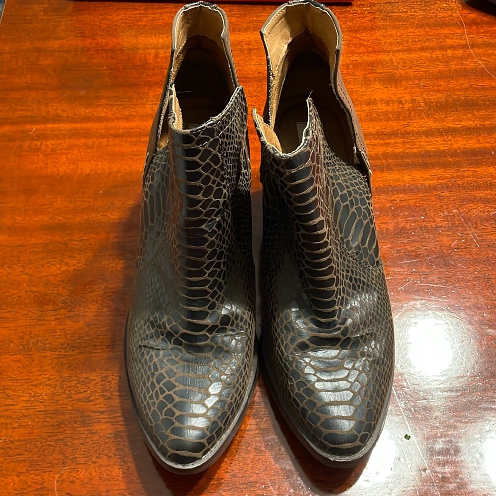 Size 9 Laura Marano booties